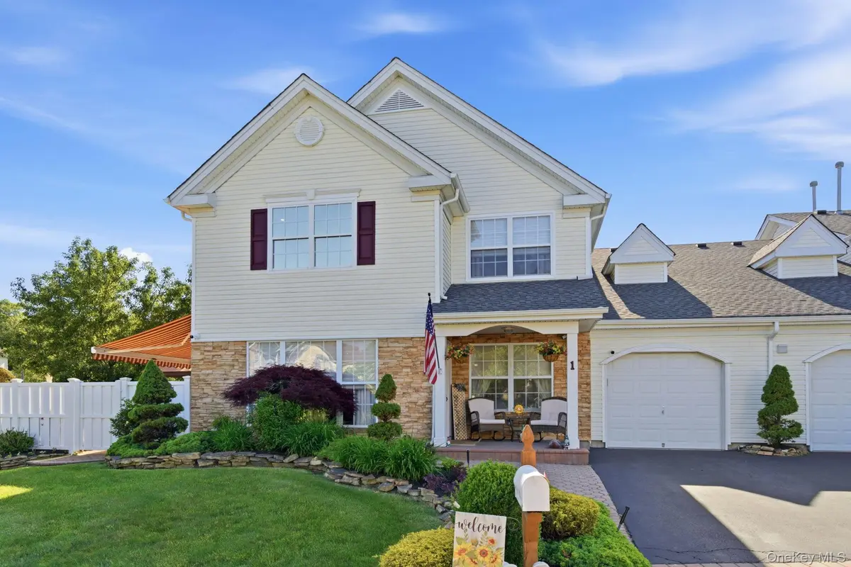 1 Robert LN, Middle Island, NY 11953