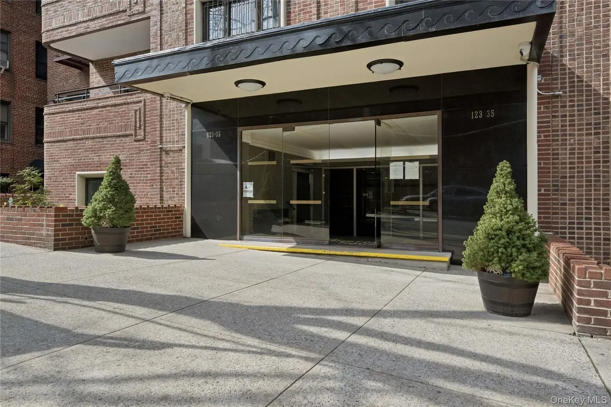 123-35 82nd RD #5U, Kew Gardens, NY 11415