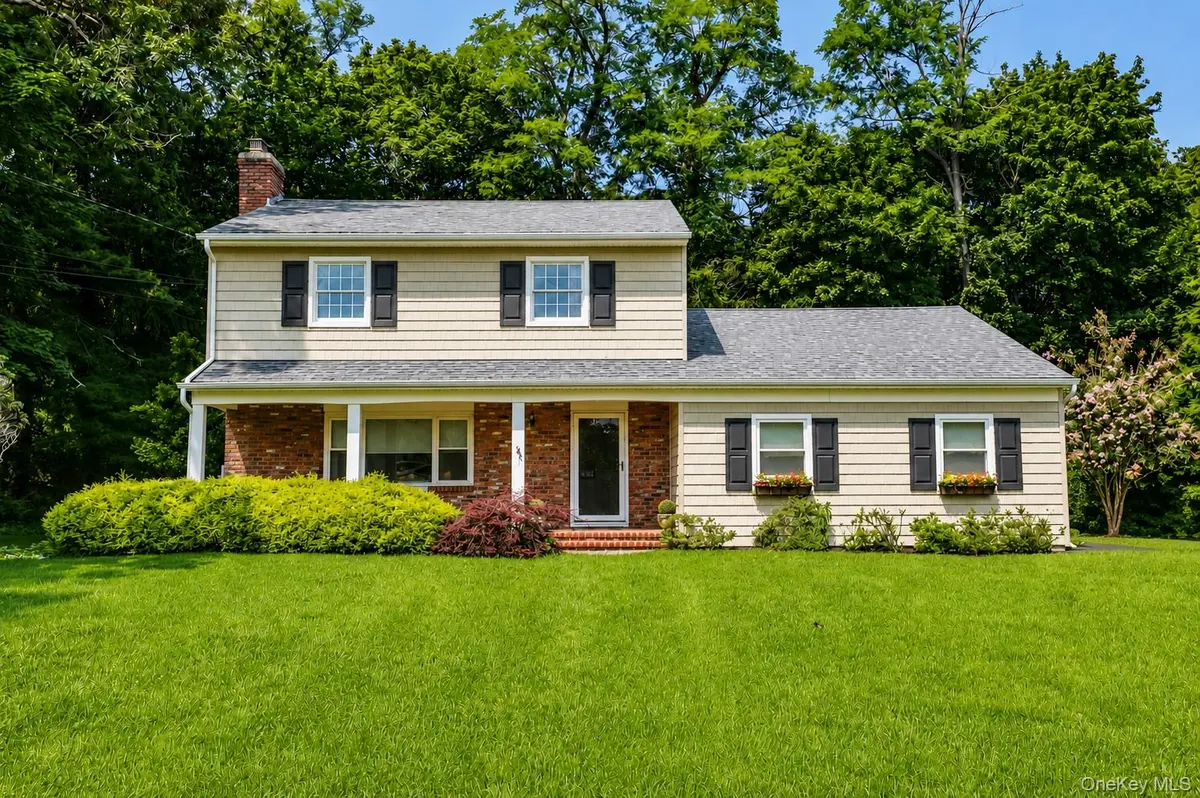 2 Salem DR, Brookhaven, NY 11790