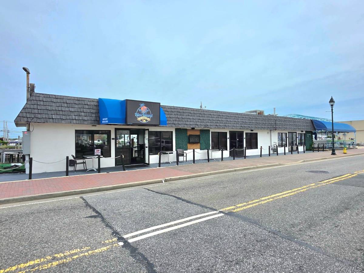 103 Woodcleft Ave, Freeport, NY 11520