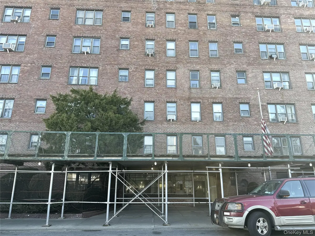 143-50 Hoover Ave #204, Briarwood, NY 11435