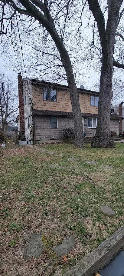 40 Samuel ST, Ronkonkoma, NY 11779