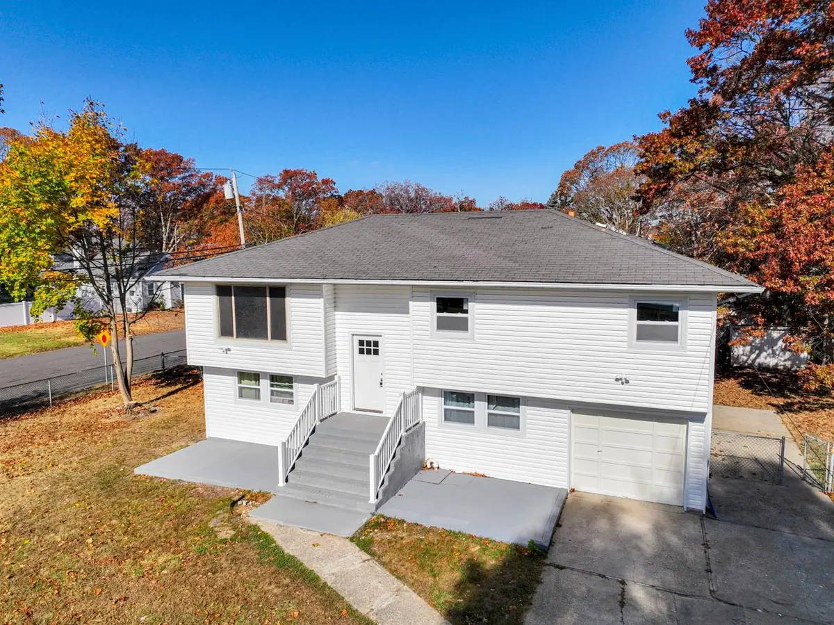 55 Glenmalure ST, Amityville, NY 11701