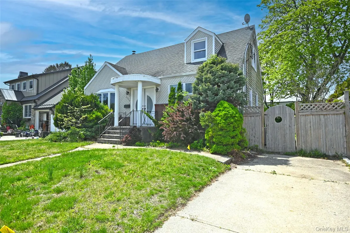 2198 Willow ST, Wantagh, NY 11793