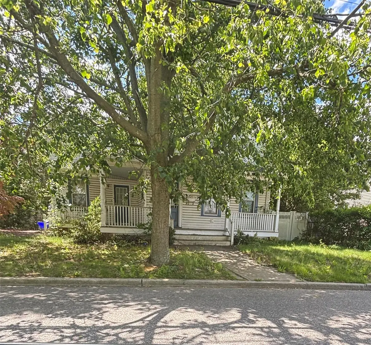 252 Locust AVE, Babylon, NY 11702