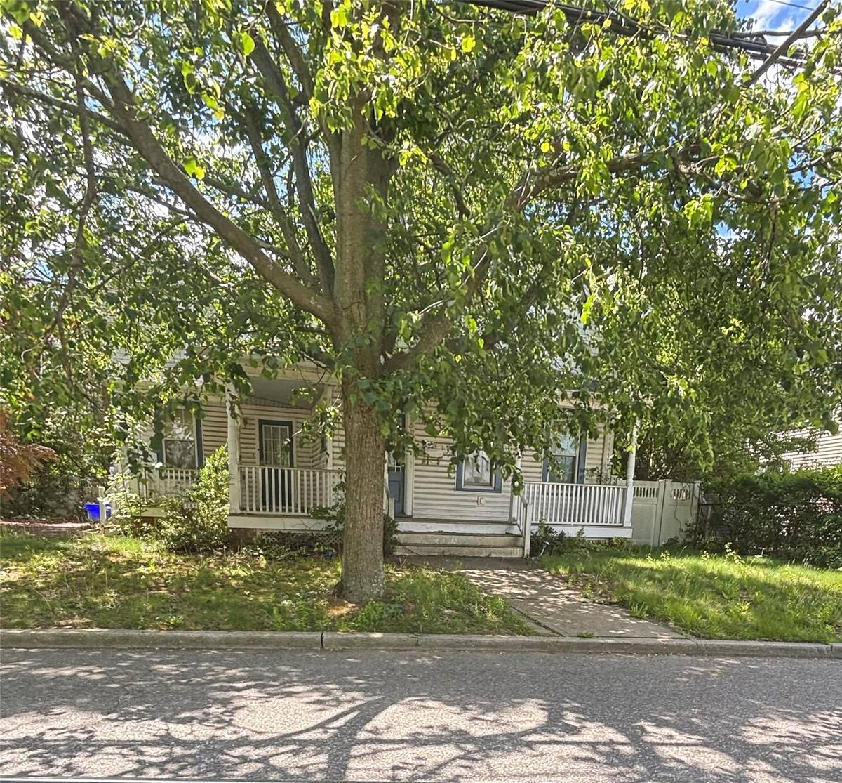 252 Locust AVE, Babylon, NY 11702