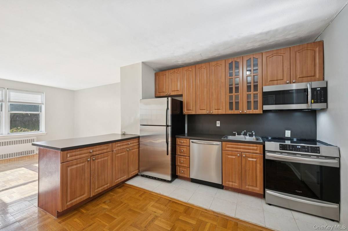 162-21 Powells Cove BLVD #1M, Beechhurst, NY 11357