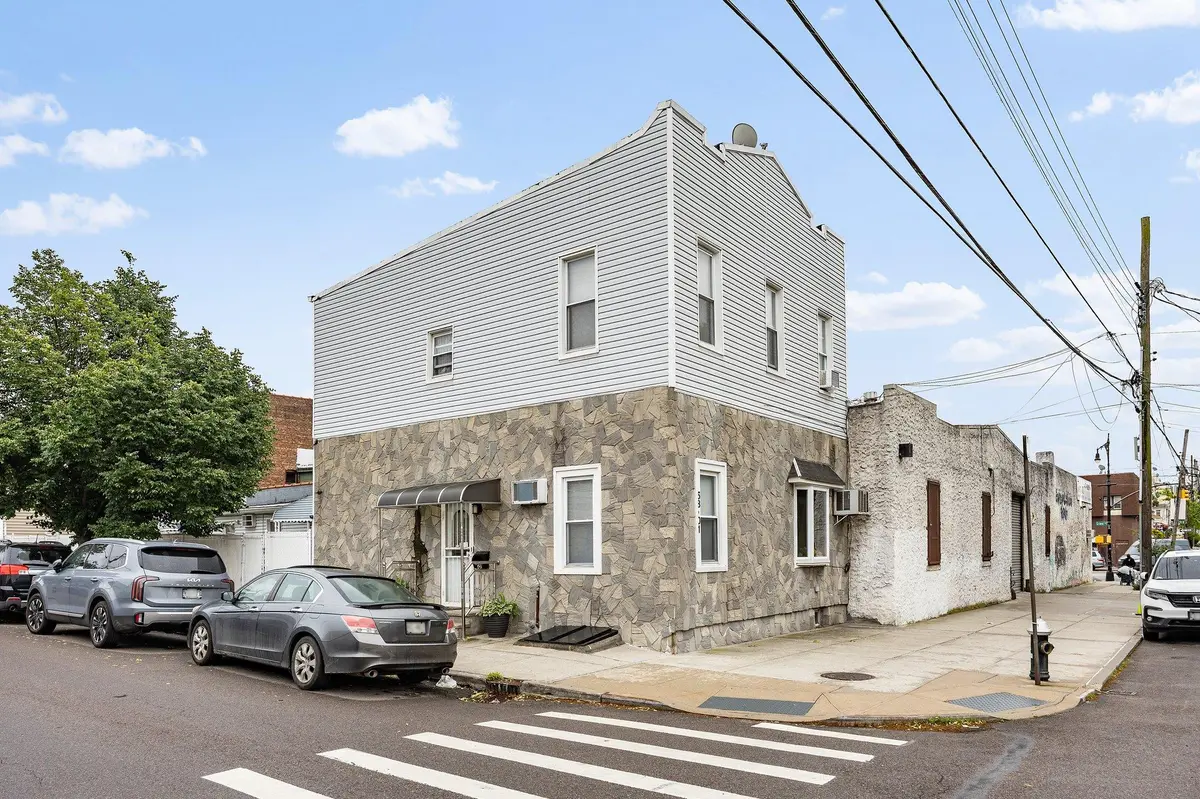 5801 59th ST, Maspeth, NY 11378