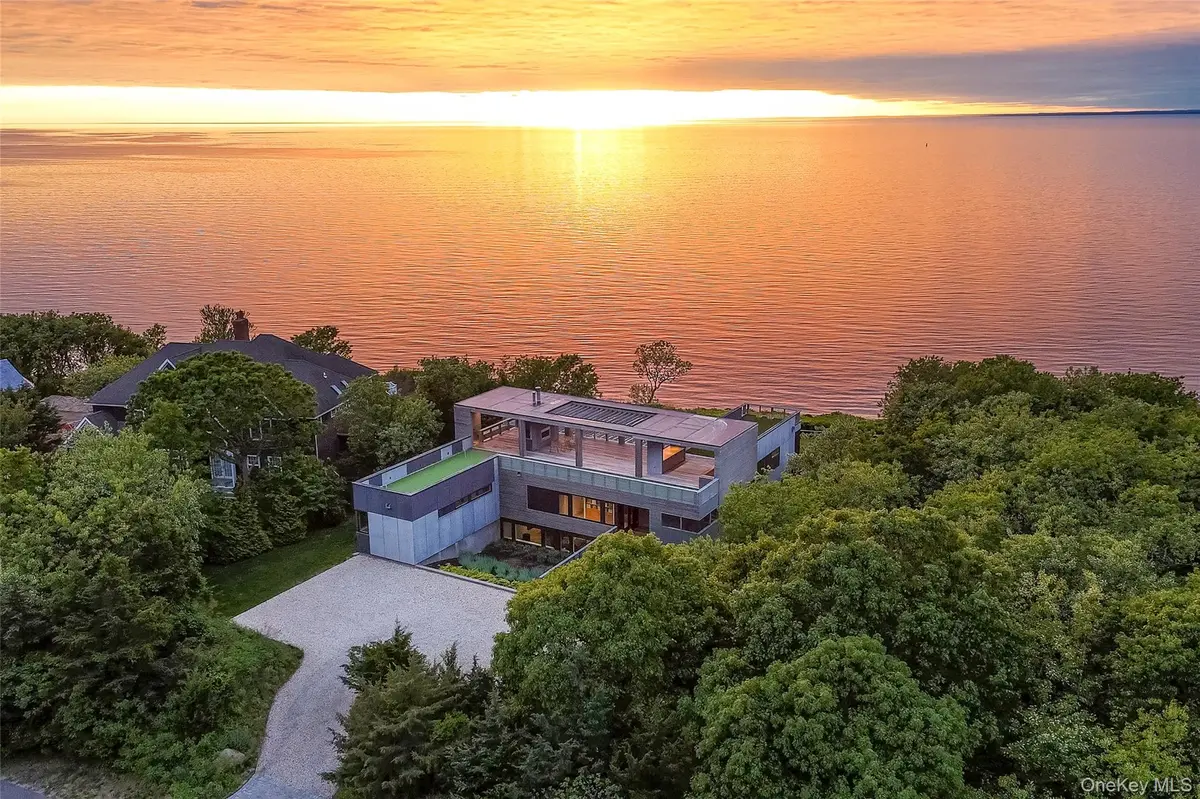 470 Lloyds LN, Mattituck, NY 11952