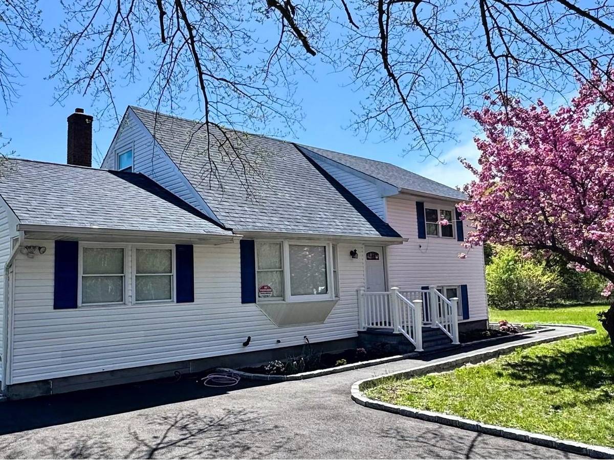 1070 Spur DR, Islip, NY 11706