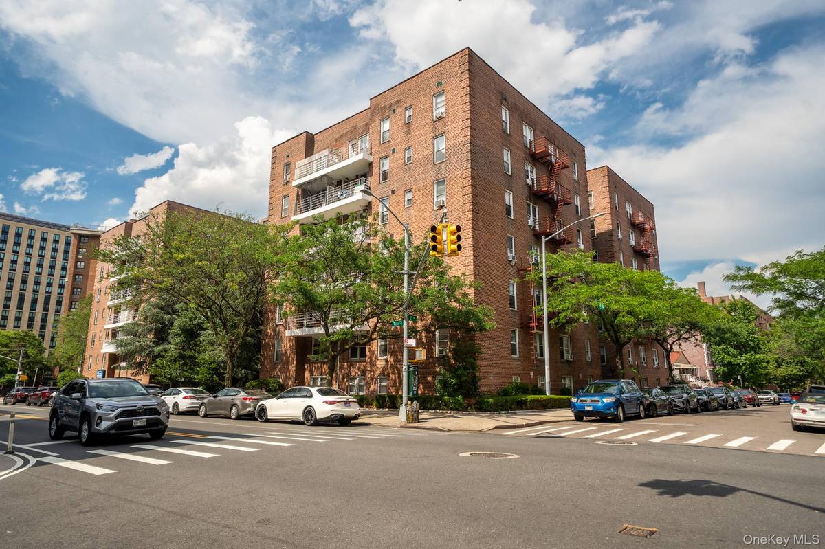 62-59 108th ST #4N, Forest Hills, NY 11375