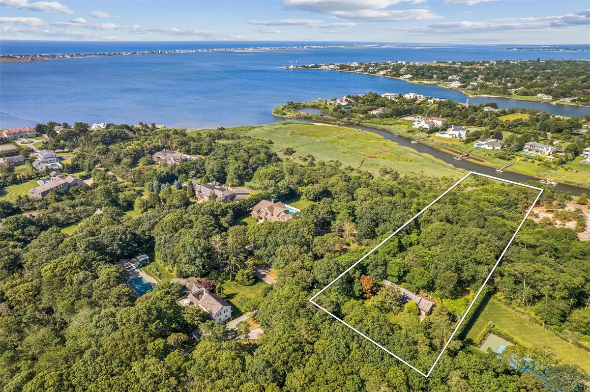 27 Jagger LN, Westhampton, NY 11977