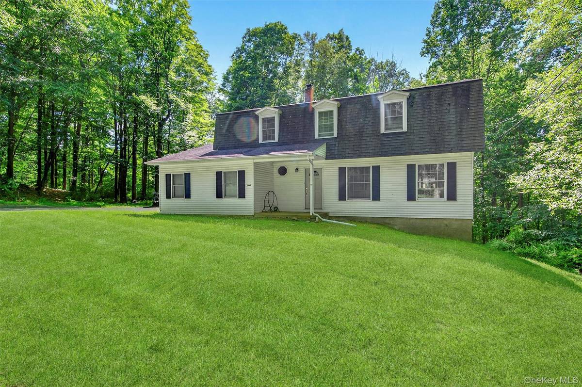 300 Estrada RD, Central Valley, NY 10917