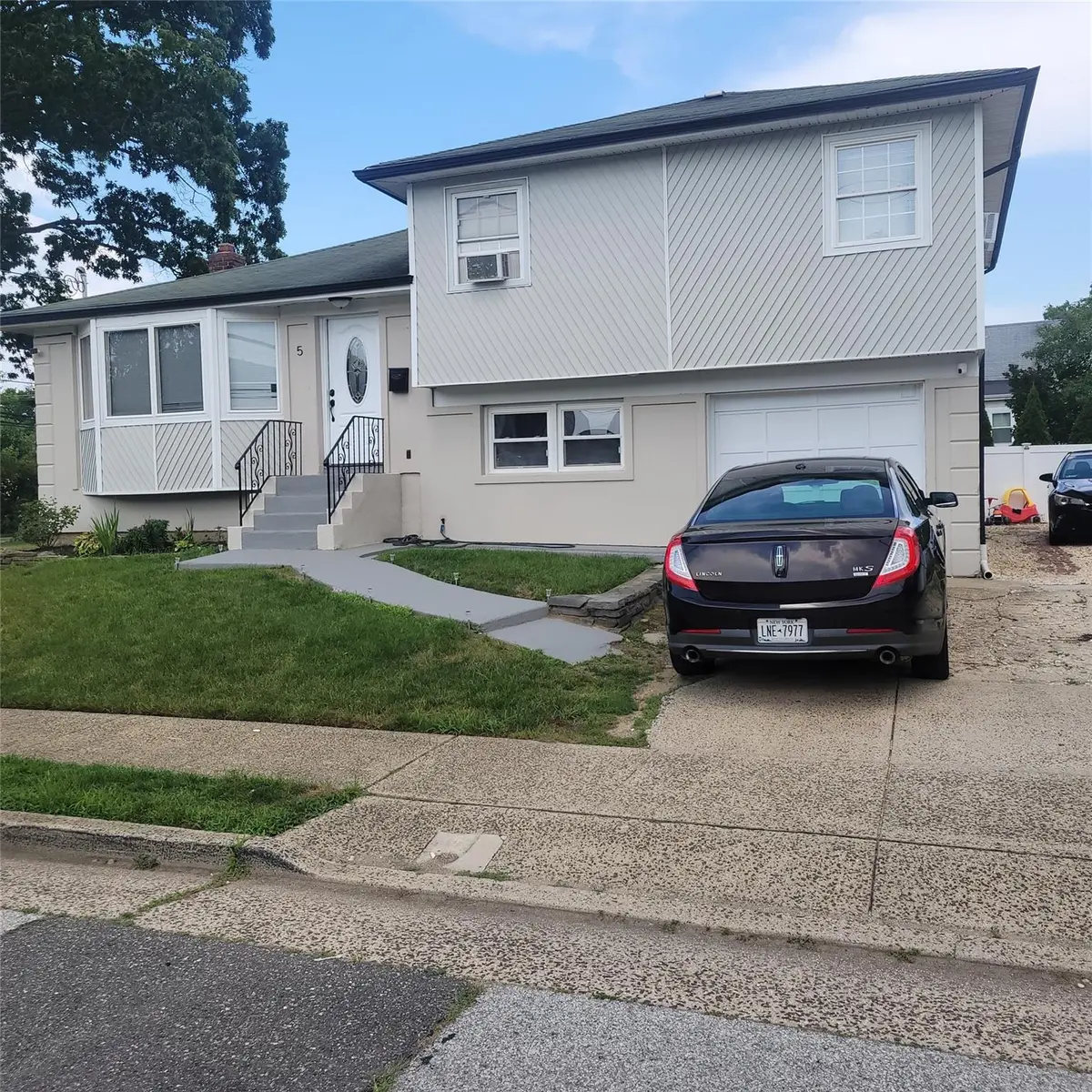5 Sportsmans AVE, Freeport, NY 11520