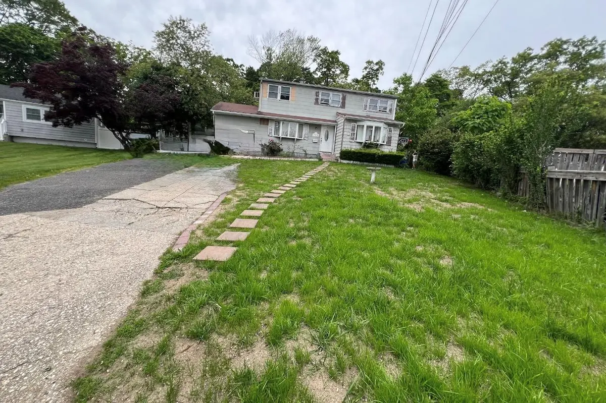 232 Sugarwood LN, Central Islip, NY 11722