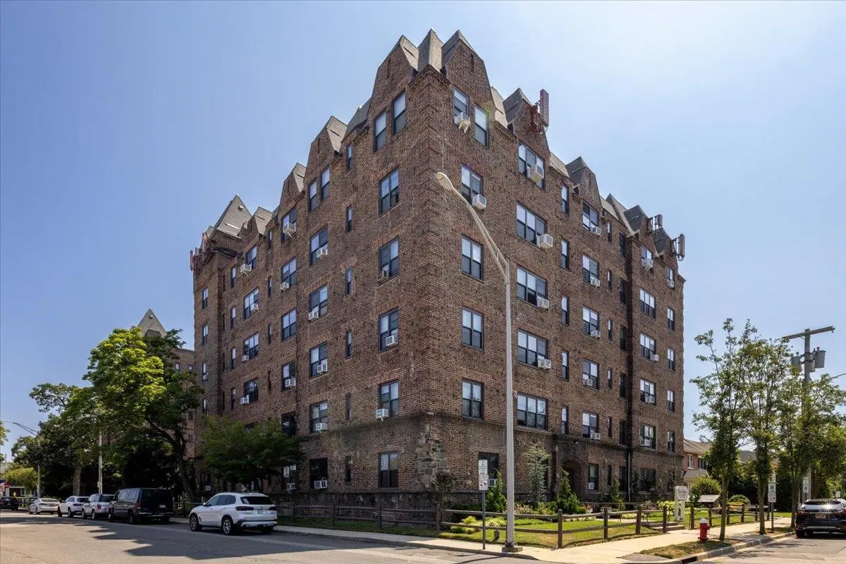 141 Wyckoff PL #2E, Woodmere, NY 11598