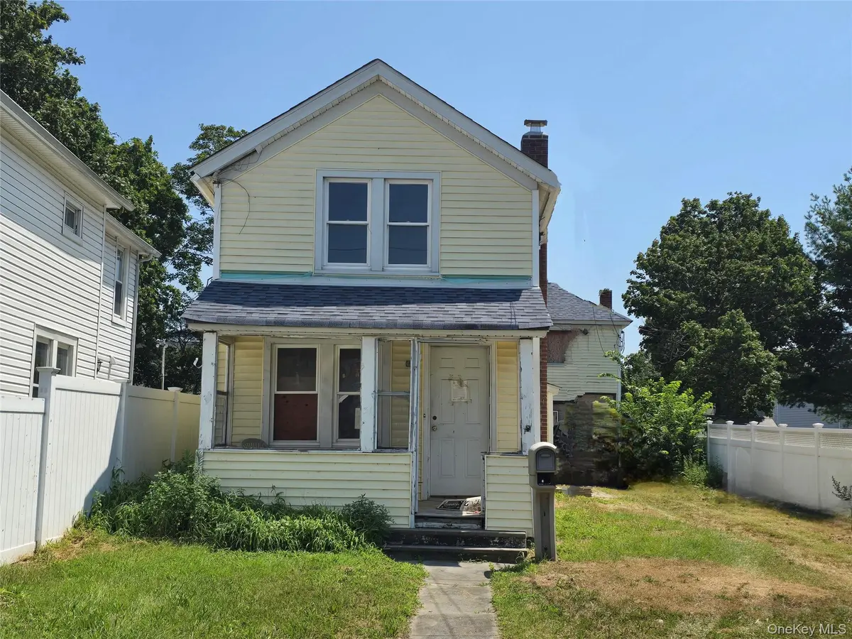 31 Union Ave, Patchogue, NY 11772