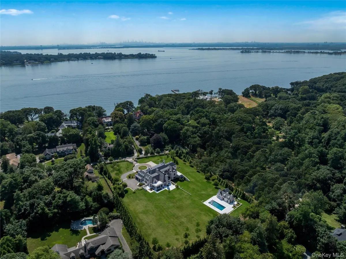 9 Hicks LN, Sands Point, NY 11050