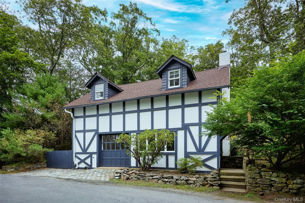 93 Circuit RD, Tuxedo Park, NY 10987