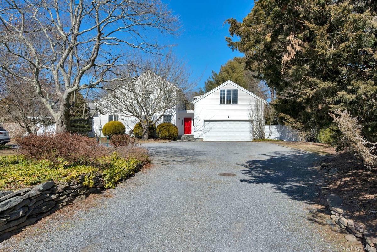 94 S Country RD, Remsenburg, NY 11960