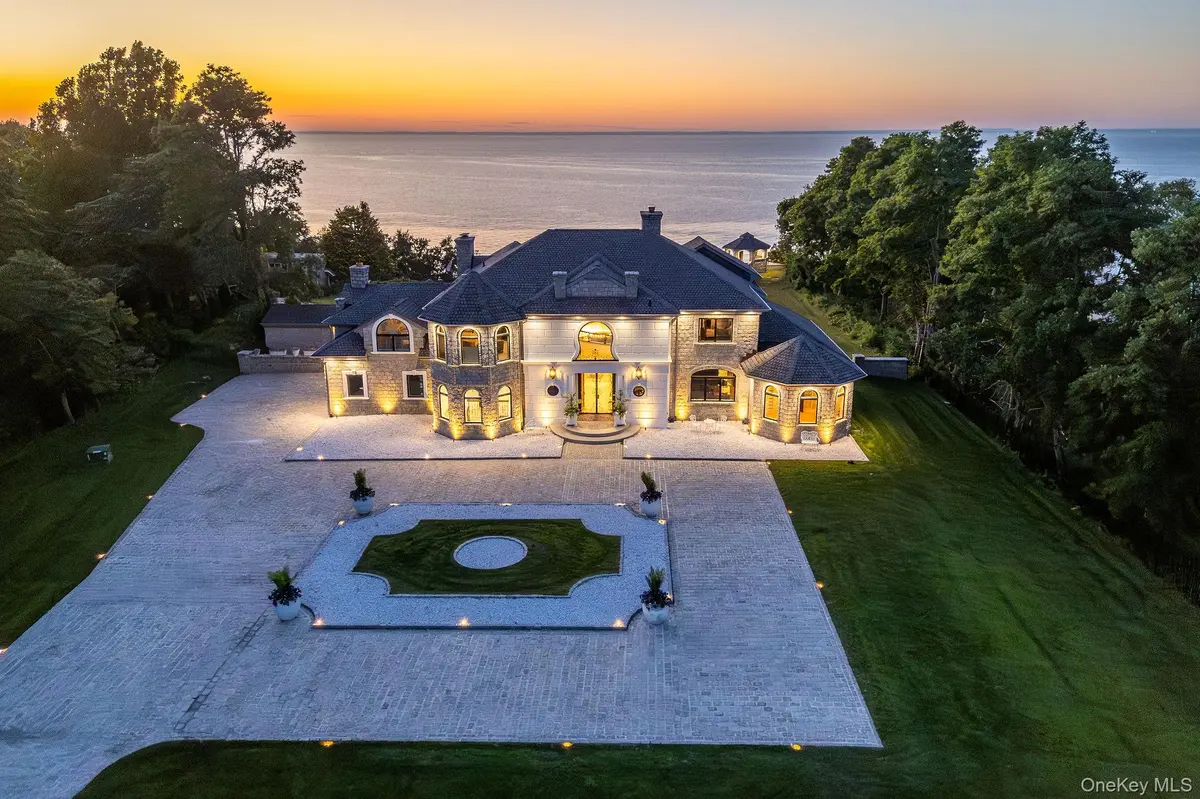 3875 Hallock LN, Mattituck, NY 11952