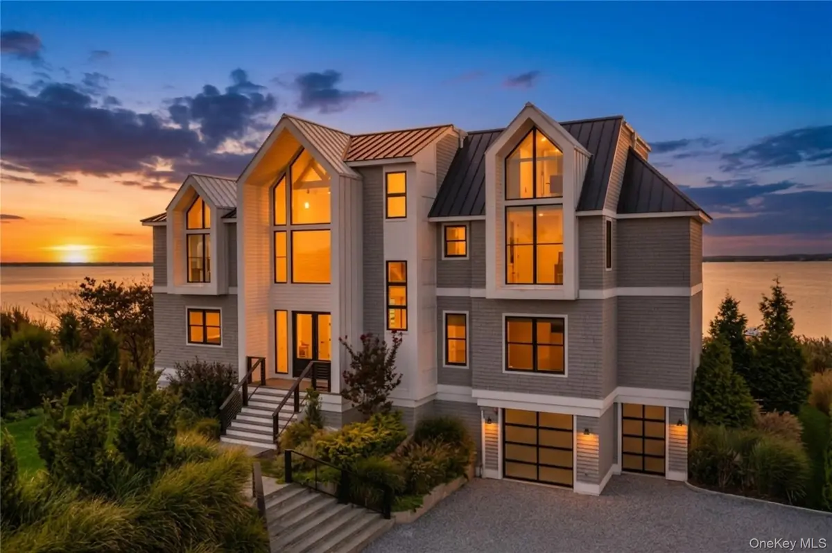 20 Cove LN, Westhampton Dunes, NY 11978