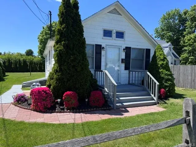 19 Carlson LN, East Northport, NY 11731