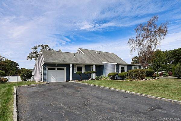 36 Torrey Pine LN, Medford, NY 11763