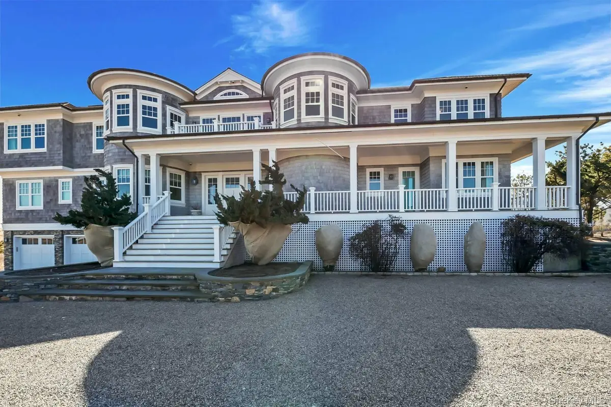 19 Dune Road RD, East Quogue, NY 11942
