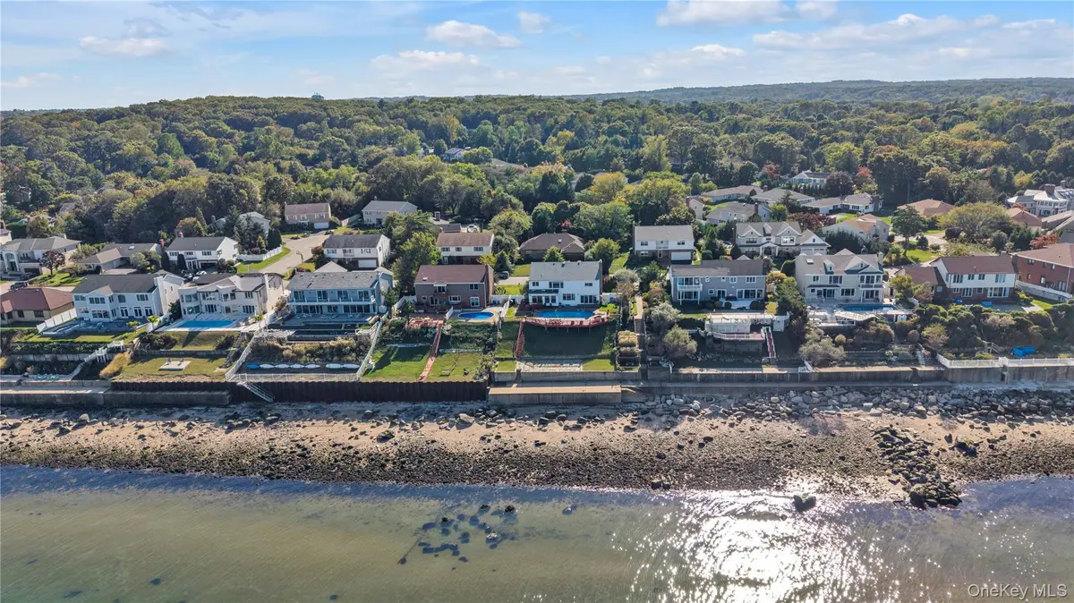 43 Oak Point DR, Bayville, NY 11709