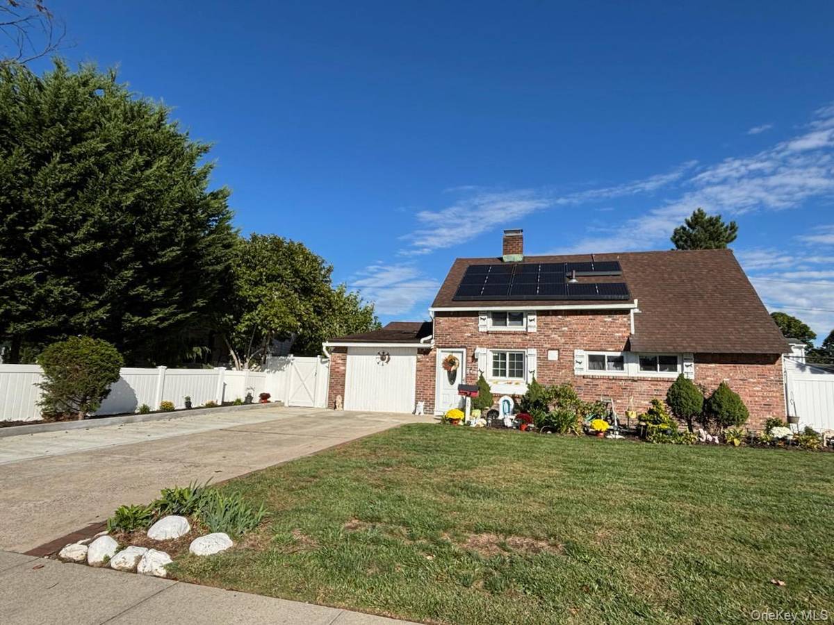 25 Arcadia LN, Hicksville, NY 11801