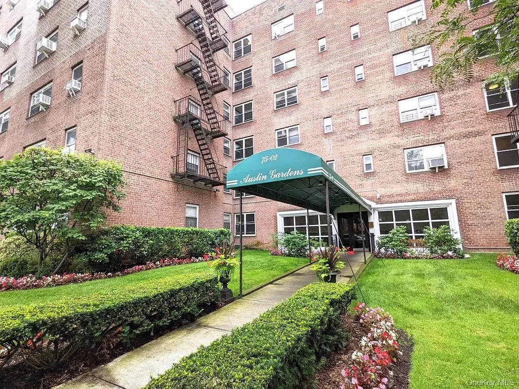 75-02 Austin ST #2J, Forest Hills, NY 11375