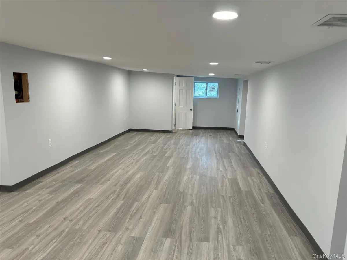 1285 Montauk #104A, Copiague, NY 11726