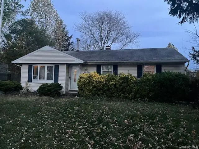 2909 Falcon AVE, Medford, NY 11763