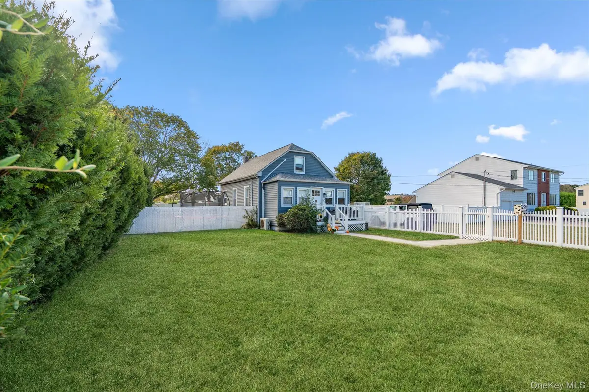 48 Farmers AVE, Lindenhurst, NY 11757