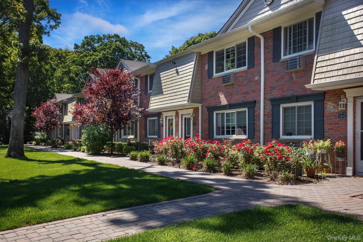 11 Kingsley PL #1104B, Coram, NY 11727