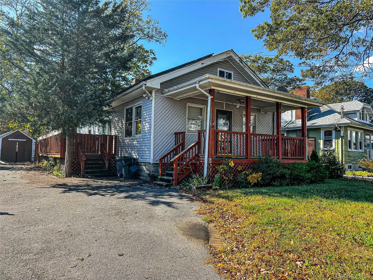 38 W Smith ST, Amityville, NY 11701