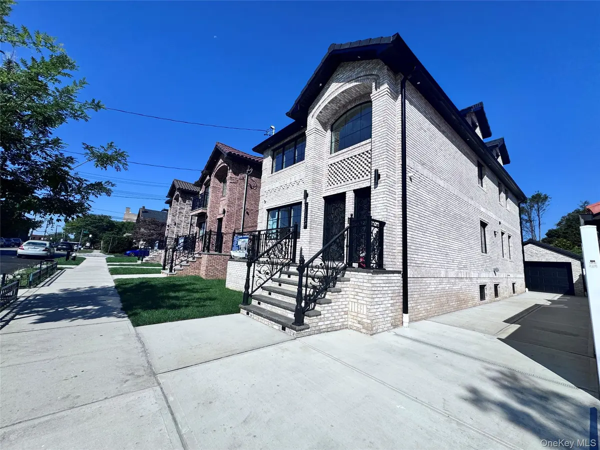 214-39 39th AVE, Bayside, NY 11361