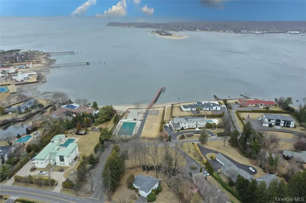 31 Harbour RD, Great Neck, NY 11024