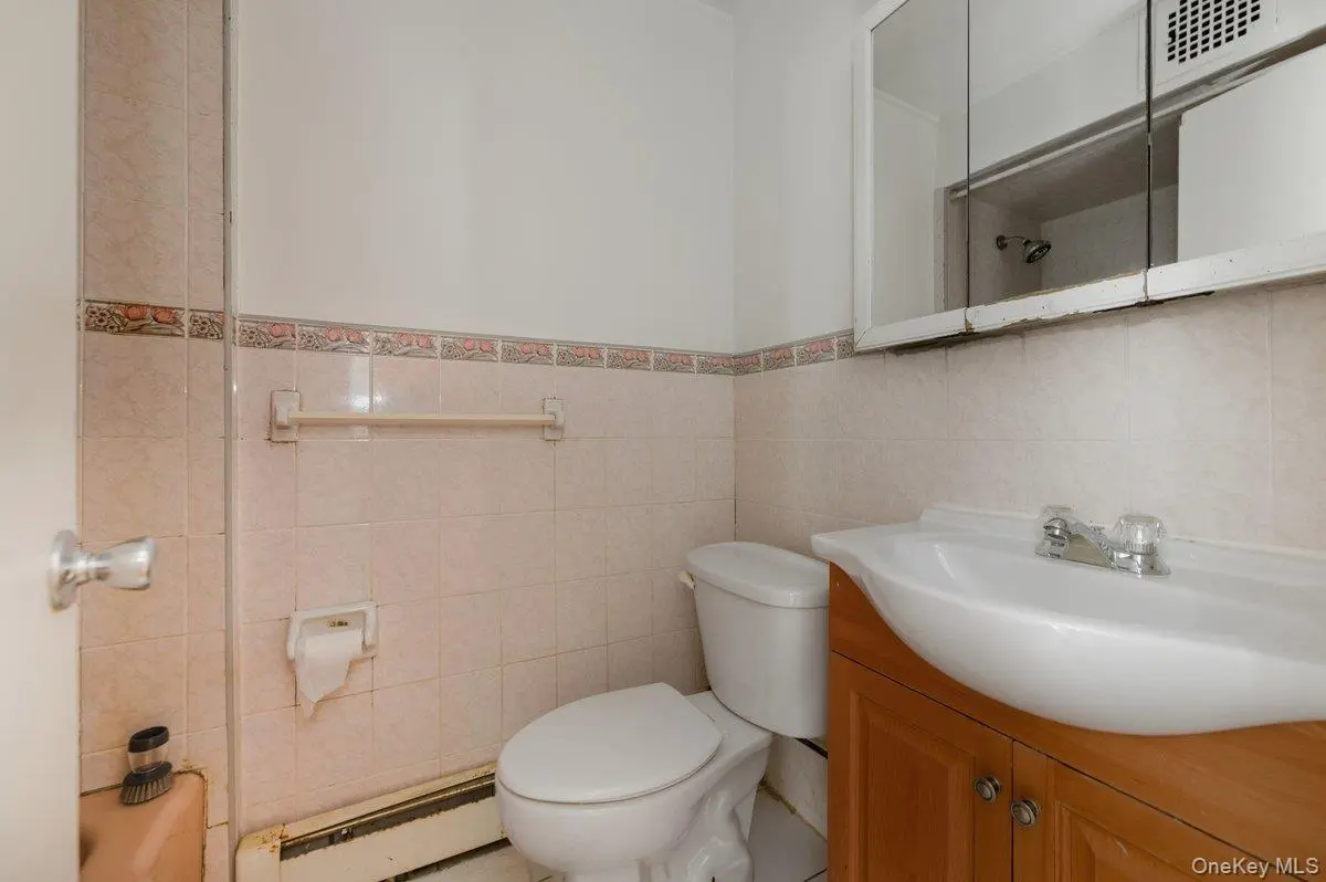8754 110th ST, Richmond Hill, NY 11418