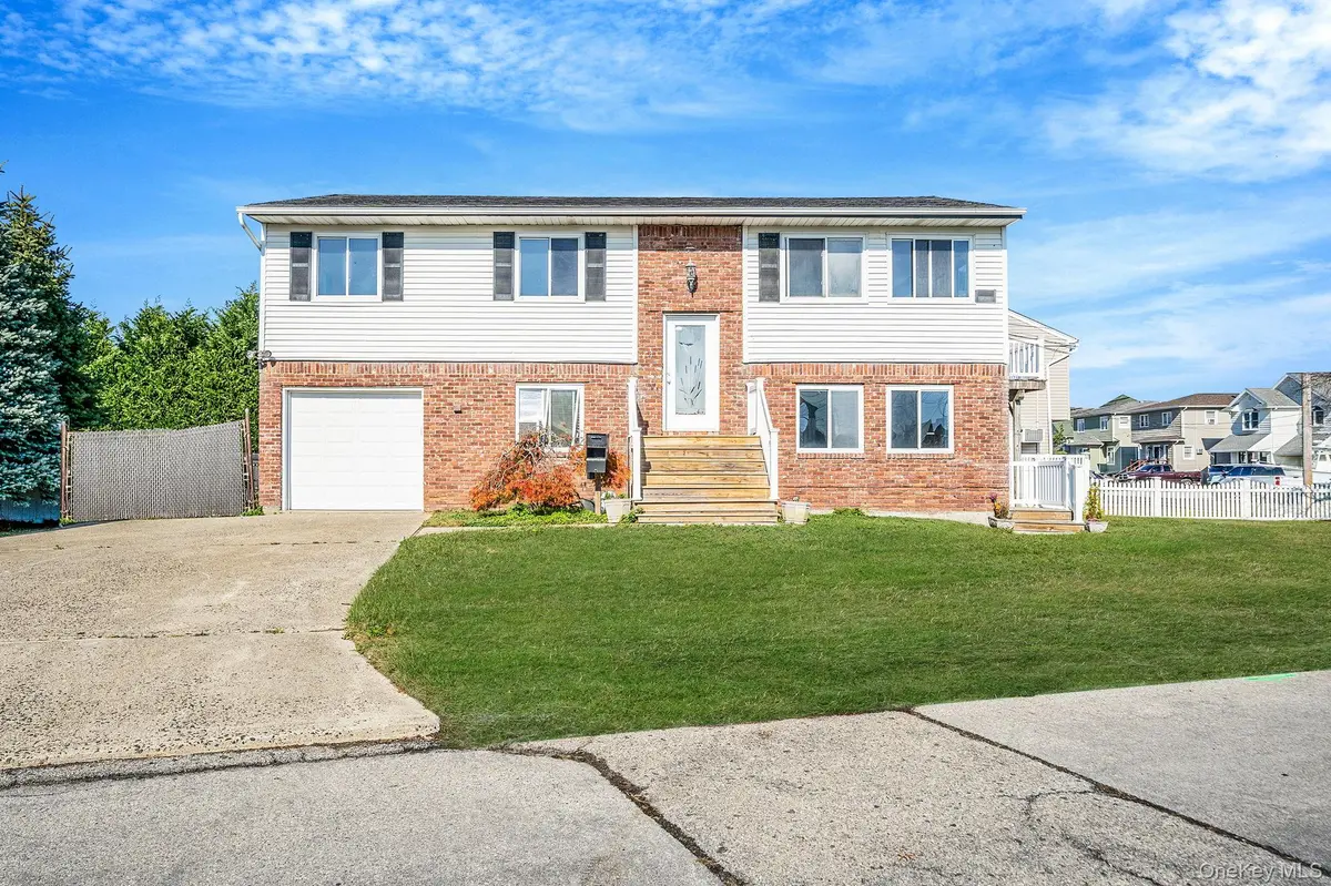 4 Bay PL, Lindenhurst, NY 11757