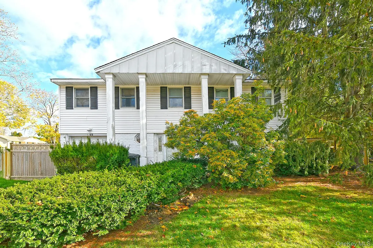 22 Suttonwood DR, Commack, NY 11725