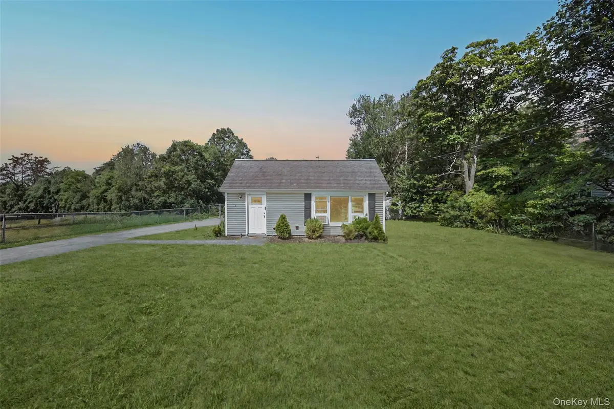 1113 Joselson AVE, Bay Shore, NY 11706