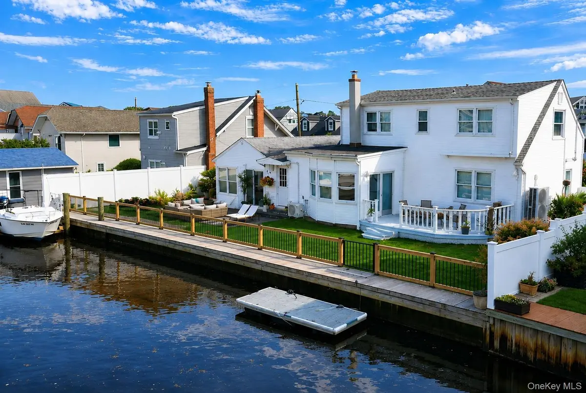 677 S 9th ST, Lindenhurst, NY 11757