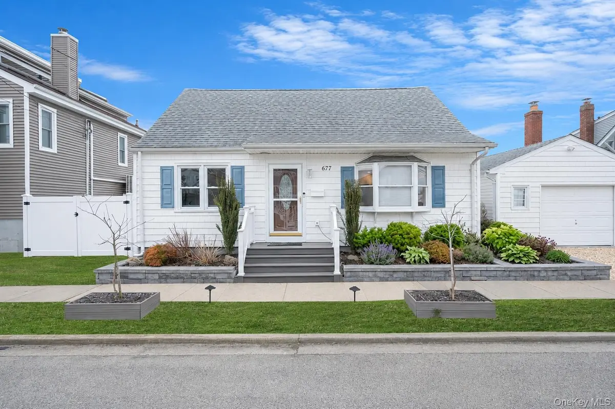 677 S 9th ST, Lindenhurst, NY 11757