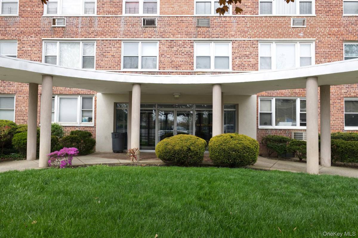 100 S Ocean AVE #2R, Freeport, NY 11520
