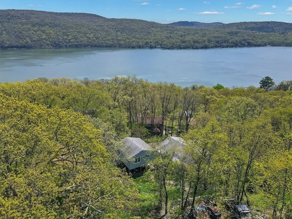 186 Brook TRL, Greenwood Lake, NY 10925