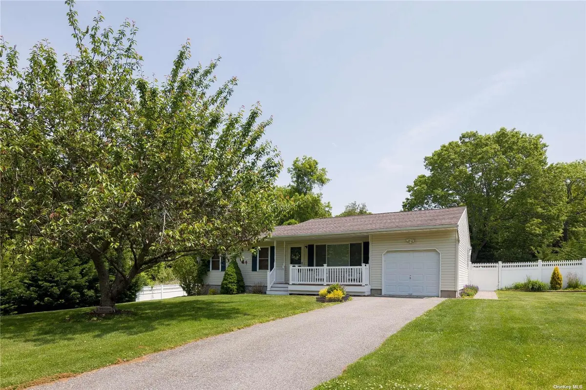 400 Wells RD, Laurel, NY 11948