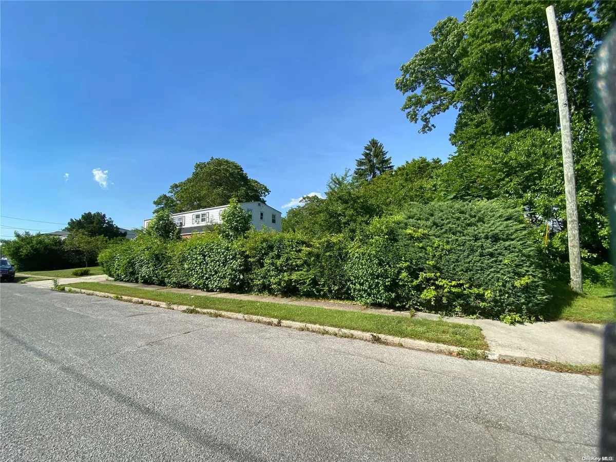 Address not disclosed, Lindenhurst, NY 11757