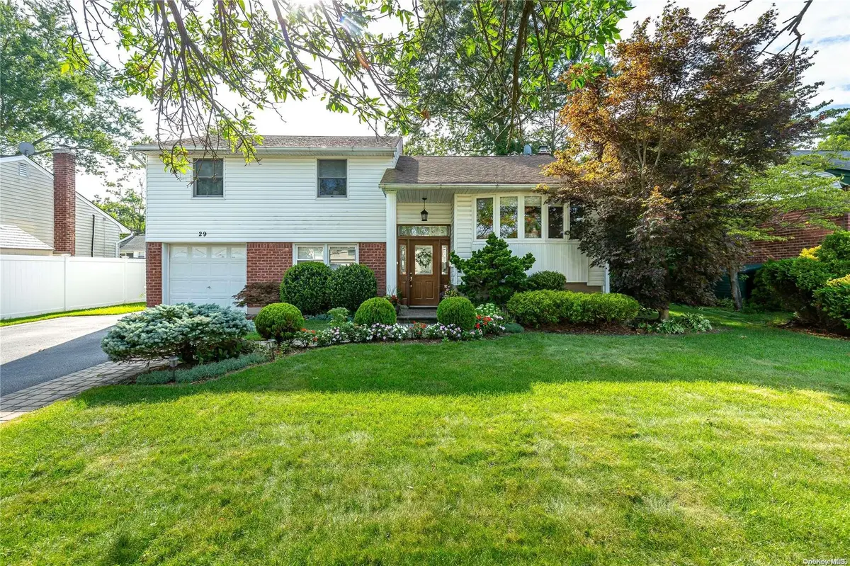 29 Roberta LN, Syosset, NY 11791